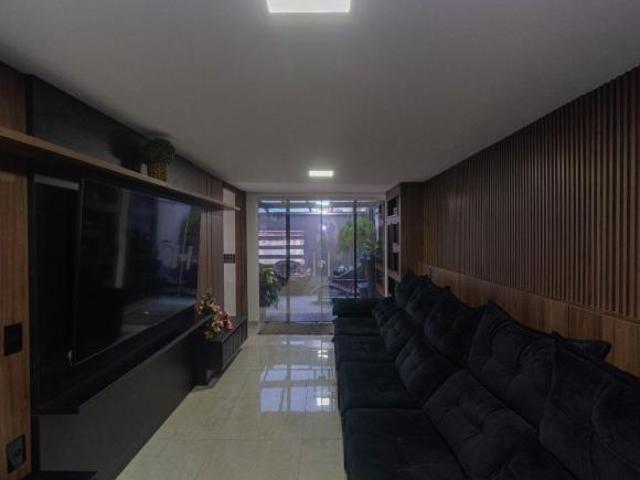 Sobrado para venda em Uberaba de 265.00m² com 5 Quartos, 3 Suites e 1 Garagem