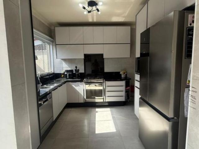 Sobrado para venda em Vila Suissa de 180.00m² com 3 Quartos, 1 Suite e 4 Garagens