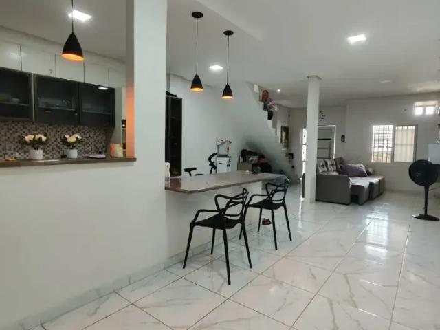 Sobrado para venda possui 140 m2 com 3 suites em Flores Manaus AM