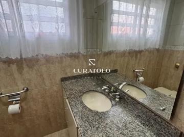 Sobrado para venda possui 275 metros quadrados com 5 quartos