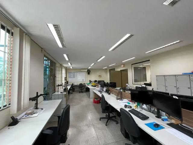 Sobrado para venda possui 539 metros quadrados com 6 quartos