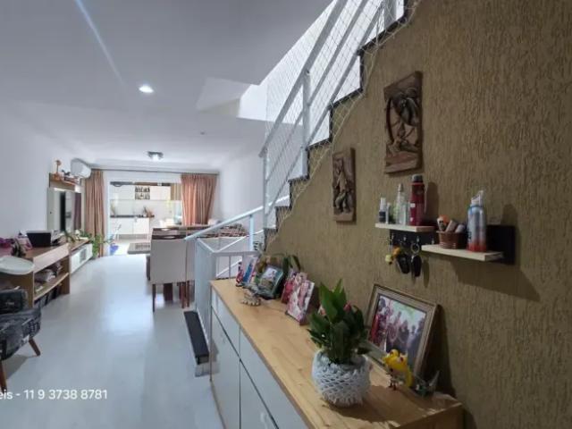 Sobrado para venda tem 250 metros quadrados com 3 quartos