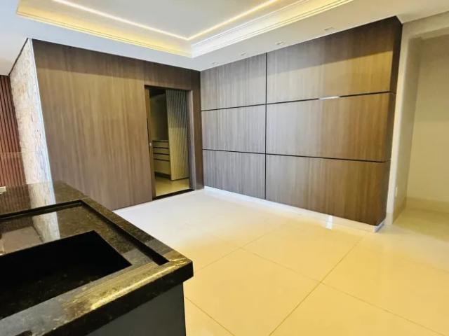 Sobrado para venda tem 333 metros quadrados com 5 quartos em Residencial Granville Goiânia GO