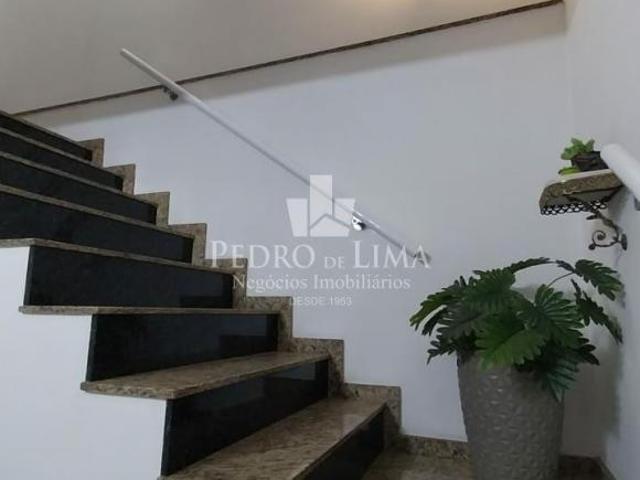Sobrado Residencial com 3 dormitórios e 8 vagas na Penha