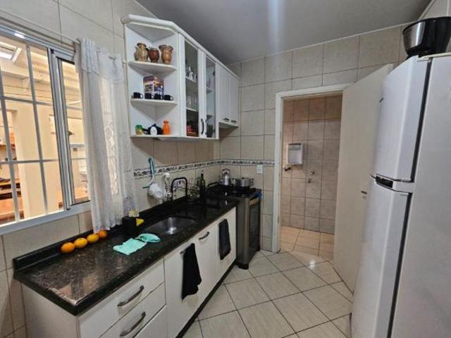 Sobrado semi mobiliado no Uberaba, condomínio fechado, 3 quartos, espaço gourmet com churrasqueira