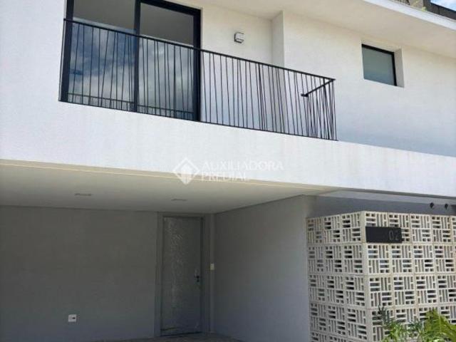 Sobrado Triplex 3 quartos, 1 suíte, com terraço e 2 vagas no bairro Guabirotuba em Curitiba