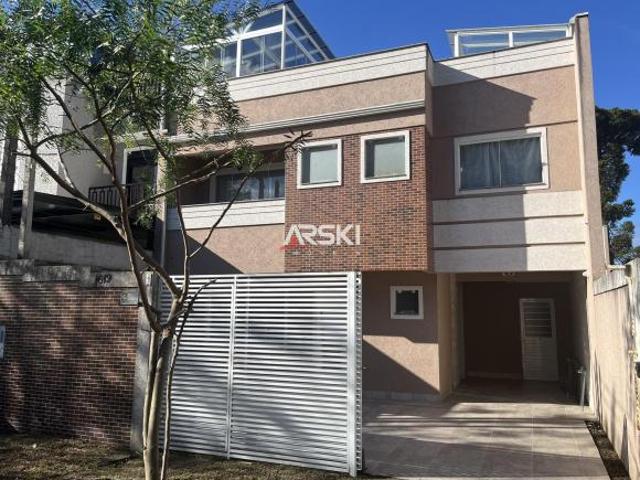 Sobrado triplex com suíte, jardim e móveis fixos