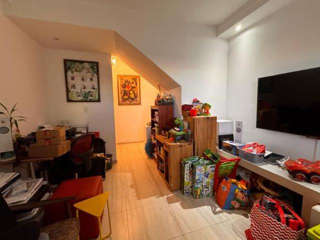 Sobrado Triplex com 2 Dormitórios e Quintal à venda– Vila São Francisco