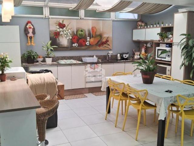 Sobrado triplex com 3 dormitórios e 183m² de área no bairro Jardim América