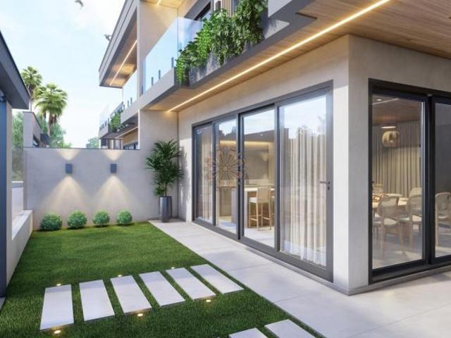Sobrado triplex com 3 suítes e piscina no Balneári