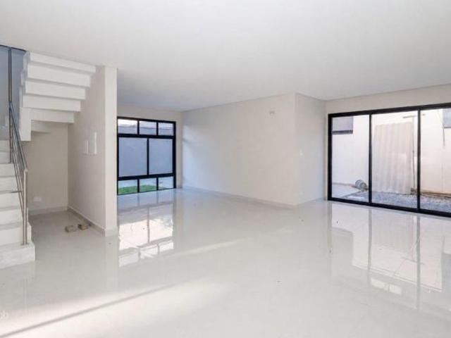 Sobrado Triplex com 3 Quartos no Bairro Água Verde