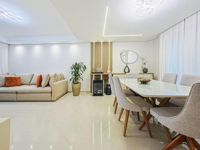 Sobrado Triplex à venda 200 metros quadrados 4 quartos Guabirotuba Curitiba PR