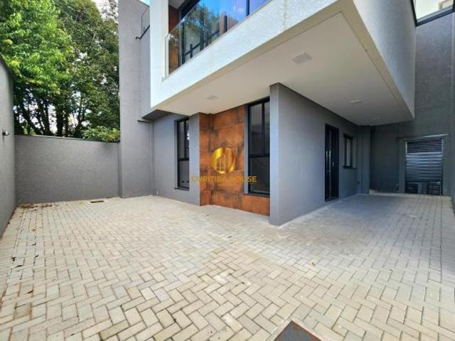 Sobrado triplex alto padrão 3 quartos sendo 2 suítes persiana automatizada e espaço closet Uberaba