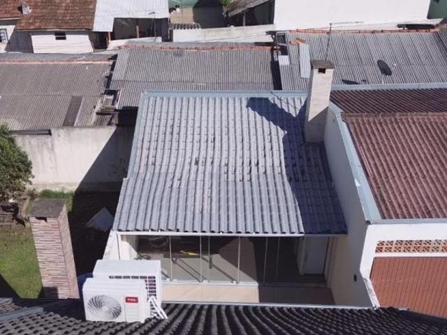 SOBRADO TRIPLEX DE FRENTE PARA A RUA EM TERRENO PRIVATIVO À VENDA NO XAXIM SCHMOELLER IMÓVEIS