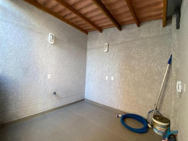 Sobrado Tríplex em condomínio com 147m², 3 dormitórios 1 suíte, 2 vagas