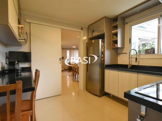 Sobrado Triplex em Condominio | Ensolarado, com Terreno Exclusivo e 3 Vagas!