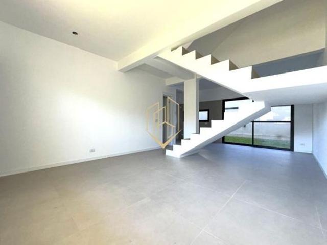 Sobrado triplex novo com 3 quartos e 2 vagas em Santa Felicidade