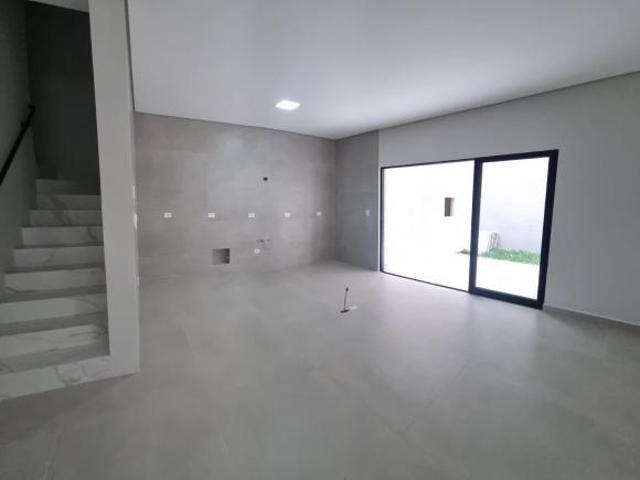 Sobrado triplex novo em condomínio a venda no Boa Vista