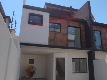 Sobrado Triplex Novo Mundo entrada independente terraço com churrasqueira