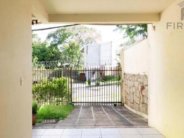 Sobrado Triplex no Mercês Frente Rua e Localização Privilegiada