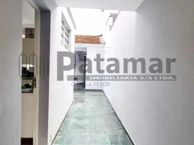 Sobrado à venda com três quartos na Vila Sônia