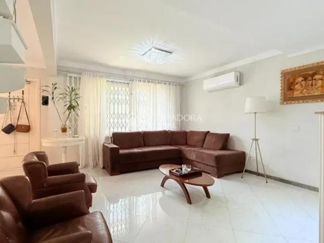Sobrado à venda, bela casa, 300 m2, tem 3 quartos, casa fundos, São Sebastião Porto Alegre RS