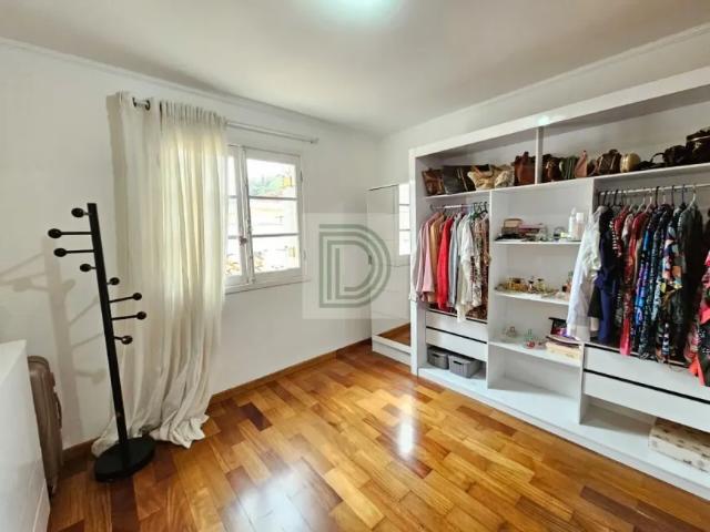 Sobrado à venda, semi isolado