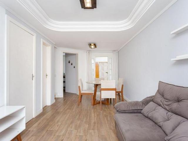 Sobrado 121m², 3 quartos, suíte, 2 vagas, churrasqueira. Bairro Uberaba
