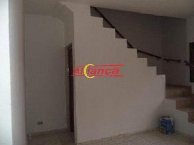 Sobrado,1 vaga, sala, lavabo, cozinha, 2 dormitórios 1 varanda, wc e