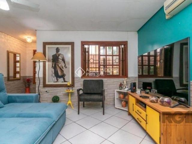 Casa Sobrado de 150m2, com 2 pisos, com 2 suítes, lareira, 2 vagas em ótima localização