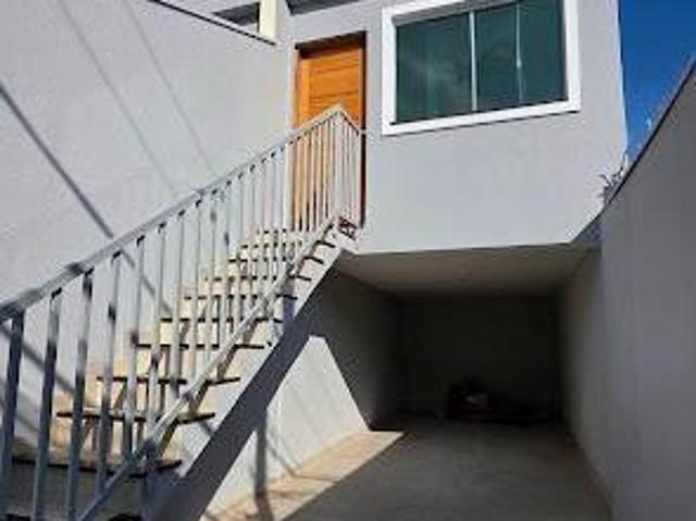 SOBRADO 2 SUÍTES, 2 VAGAS GARAGEM E QUINTAL GRANDE