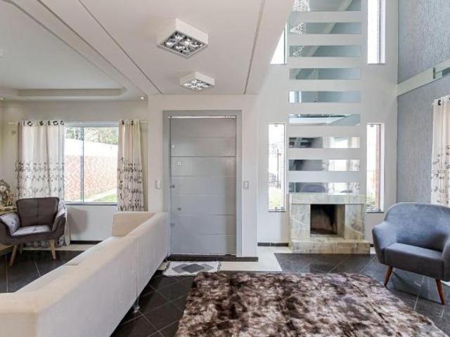 Sobrado 370m², 5 quartos, 2 suite, 5 banheiros 7 vagas, churrasqueira Bairro Ganchinho