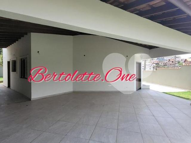 Sobrado, 320m2, 4 quartos 3 suítes, 3 salas, 8 vagas, quintal, Horto Florestal