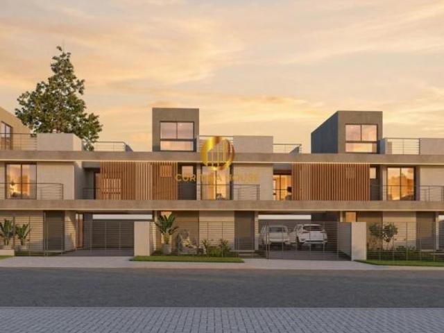Sobrado de Esquina 3 quartos com Terreno Amplo e Terraço Privativo no Xaxim
