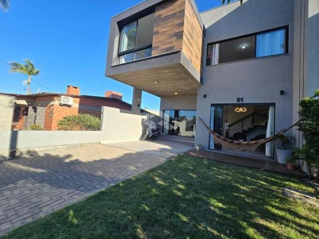 Sobrado 4 dormitórios, sendo 2 suítes, mobiliado, deck com piscina, construção de alto padrão na pra