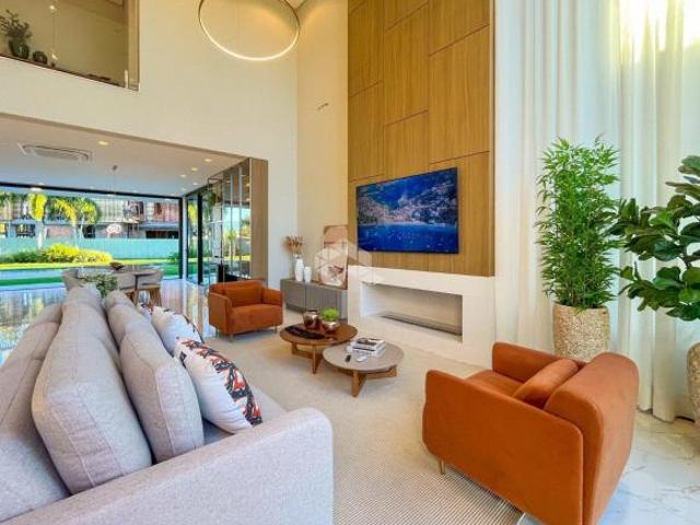 Sobrado 5 suíte, beira lago, mobiliado e decorado, com piscina e 413m² construídos no Capão Ilhas Re