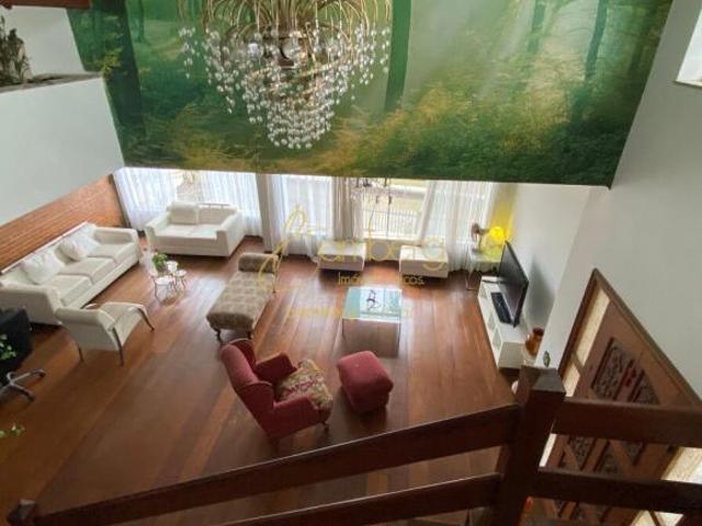 Sobrado/Casa, 666m² de terreno, 4 suítes, piscina, jardim e 5 vagas no Jardim Prudênçia