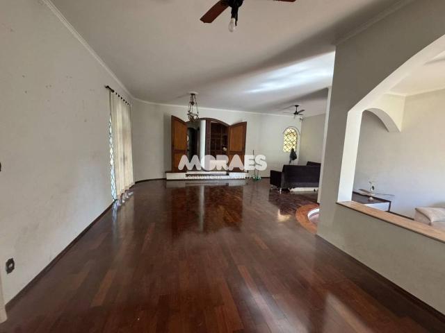 Casa com 4 quartos para alugar, 276 m² por R$ 4.800/mês Jardim Panorama Bauru/SP