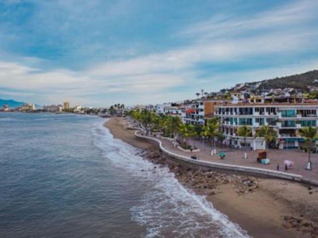 SOBRE EL MALECON EN VENTA O RENTA PUERTO VALLARTA ?USO DE SUELO! FRENTE AL MAR
