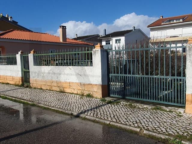 Terreno para moradia com piscina perto das praias da Costa da Caparica!