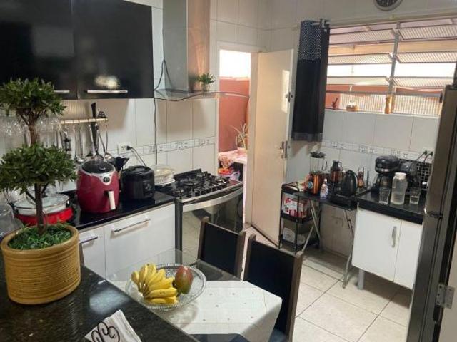 Sobreposta térrea com dois dormitórios, quintal, uma vaga
