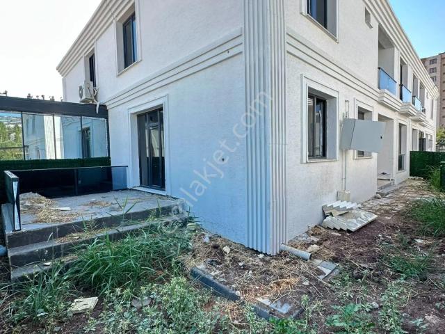 Sofıa Gayrimenkulden Köşe Parsel Havuzlu 4+1 Villa!