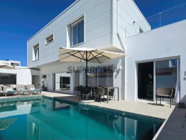 Sofisticada e moderna moradia T3 com piscina em Tavira