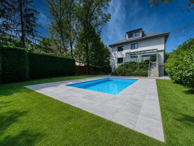 Sofort Beziehbar Privates Refugium in Hietzing 9 Zimmer Villa mit Pool, Herrlichem Garten und Großer Garage