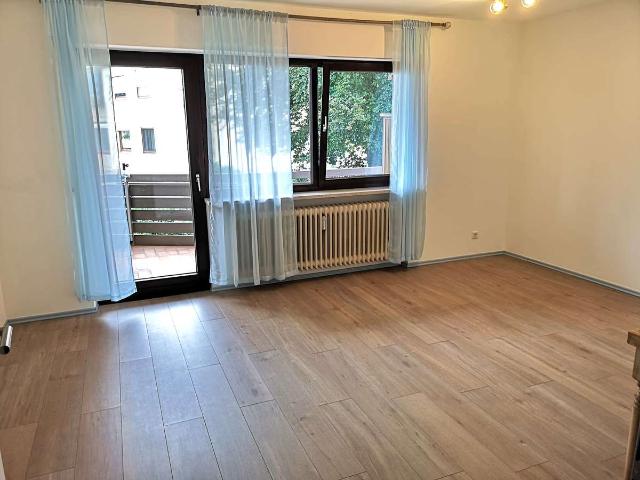Sofort beziehbare, renovierte 1 Zi. OG Whg. mit großem Balkon, EBK und Kfz Stellplatz