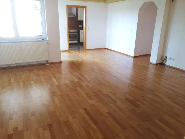 Sofort beziehbare, sehr gepflegte, zentral gelegene 3,5 Zi. OG Whg. mit Balkon und TG Platz