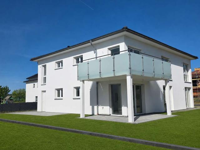 Sofort bezugsbereit, EG Wohnung, barrierefrei und KFW40 im 2 Familienhaus, Neubau, Süd Ausrichtung