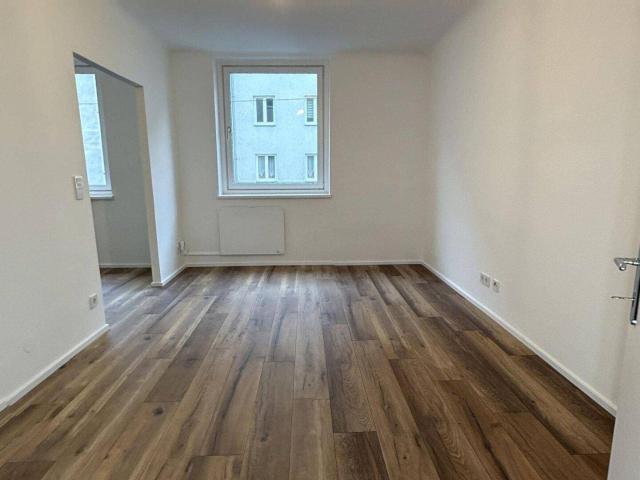 Sofort bezugsfertig+ Liebevolle 2 Zimmer Wohnung mit Loggia, Lift & Keller