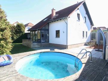 !SOFORT BEZUGSFREI! Tolles Einfamilienhaus mit Pool und Garten in Radeburg