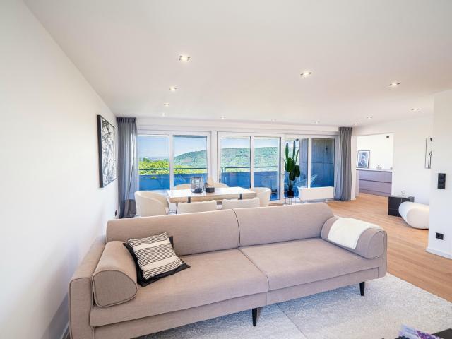 Sofort bezugsfrei: Barrierefreie 135m² Wohnung 3 Zi. mit Balkon, Stellplatz, Pool & Sauna